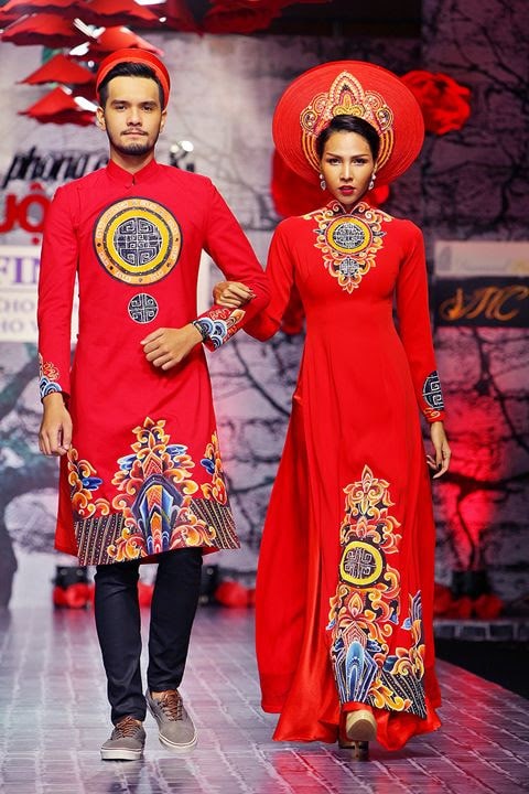 Áo dài cưới màu đỏ vẽ họa tiết truyền thống