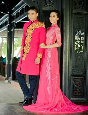 Áo dài cưới cặp màu hồng vẽ họa tiết trẻ trung