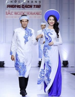 Áo dài cưới cặp màu trắng họa tiết xanh lam nổi bật