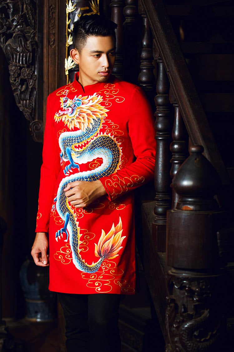 Áo dài nam đỏ nổi bật với họa tiết rồng cao cấp