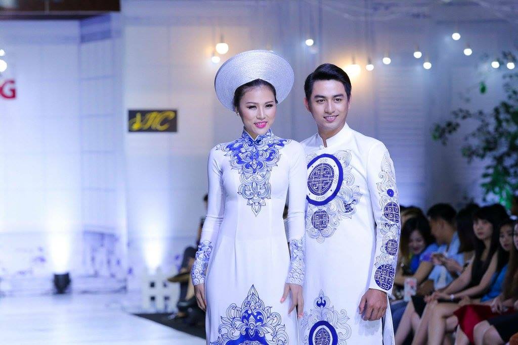 Áo dài cưới cặp trắng họa tiết xanh ấn tượng