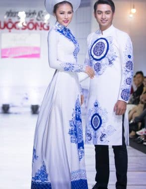 Áo dài cưới cặp trắng họa tiết xanh ấn tượng