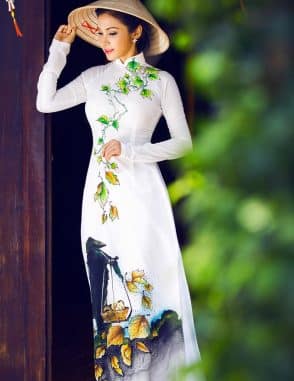 Áo dài trắng vẽ hình ảnh người mẹ Việt