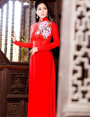 Áo dài nữ đỏ vẽ hoa mẫu đơn ấn tượng
