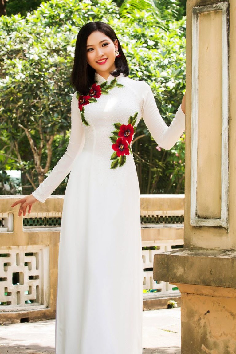 Áo dài nữ trắng vẽ hoa đơn giản