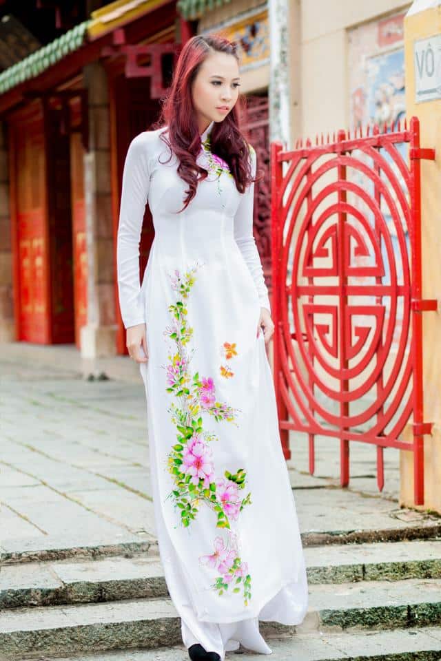 Áo dài nữ trắng vẽ hoa nhẹ nhàng