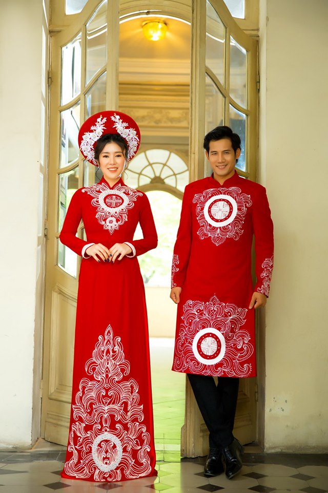 áo dài đỏ cưới vẽ hoa văn đối xứng